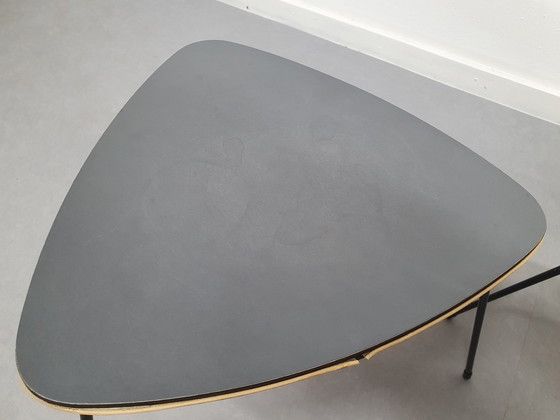 Image 1 of Tables d'appoint des années 1950. Ensemble de tables triangulaires Mimi Vintage.