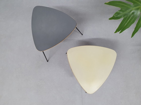 Image 1 of Tables d'appoint des années 1950. Ensemble de tables triangulaires Mimi Vintage.