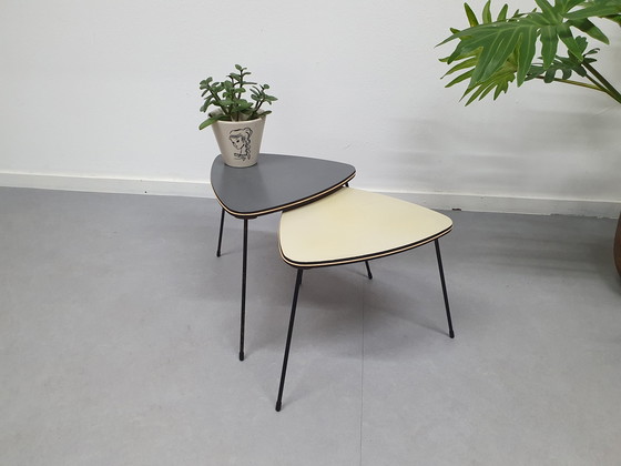 Image 1 of Tables d'appoint des années 1950. Ensemble de tables triangulaires Mimi Vintage.