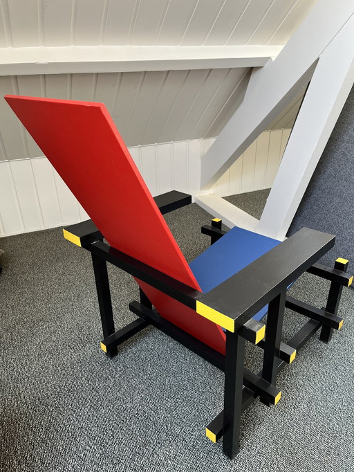 Chaise. Rouge Jaune Bleu. Fabriquée d'après le dessin publié.