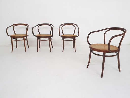 Ensemble de 4 chaises à accoudoirs Thonet modèle 209, Tchécoslovaquie, années 1970