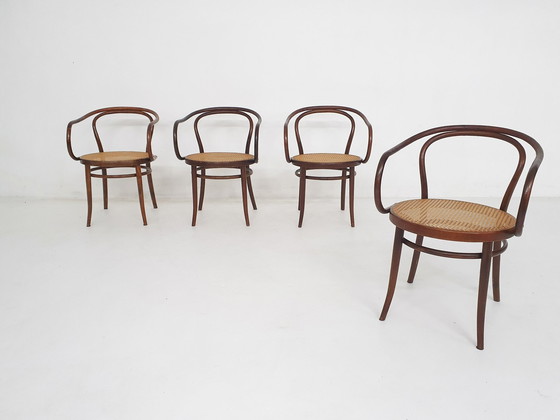 Image 1 of Ensemble de 4 chaises à accoudoirs Thonet modèle 209, Tchécoslovaquie, années 1970