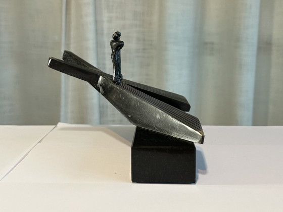 Image 1 of Corry Ammerlaan - Sur la séparation des routes - Sculpture en bronze - Artihove