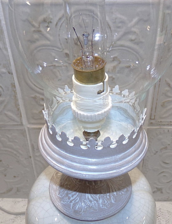 Image 1 of Lampe Ancienne En Porcelaine Et Laiton, Patinée En Beige Et Blanc Avec Globe En Verre 