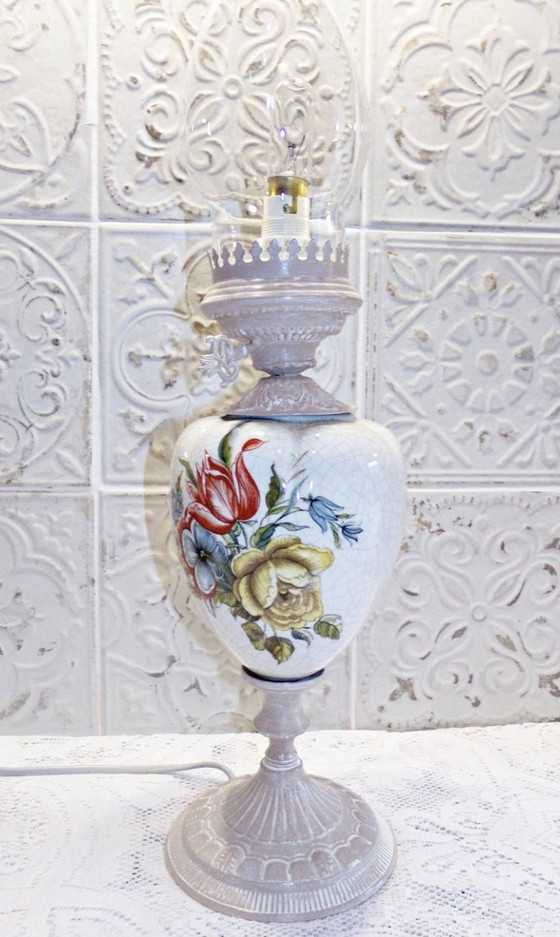 Image 1 of Lampe Ancienne En Porcelaine Et Laiton, Patinée En Beige Et Blanc Avec Globe En Verre 