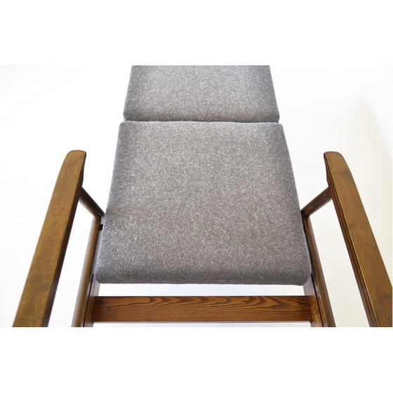 Image 1 of Fauteuil vintage en chêne massif et contreplaqué par Valerija Ema Cukermanienė pour Vilniaus Baldų Kombinatas, 1960.