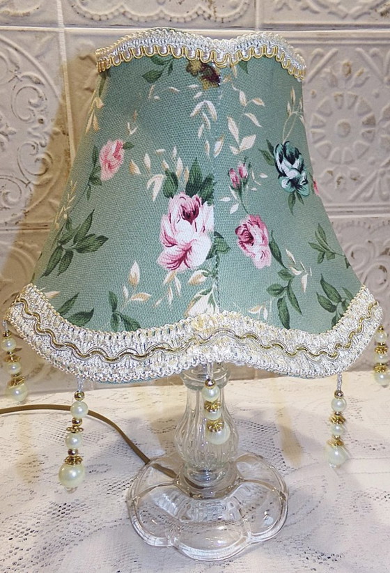 Image 1 of Lampe Ancienne En Verre Avec Abat-Jour Fleuri- Campagne Chic