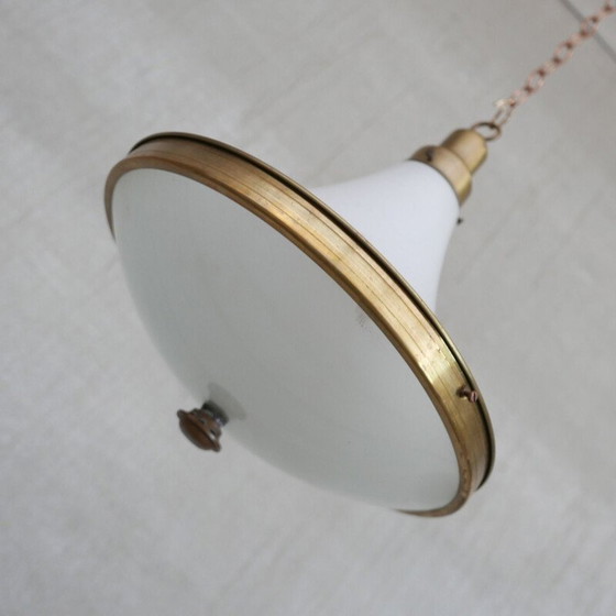 Lampe suspendue vintage en verre opalin bicolore et laiton, Hollande 1940 – Suspensions, Brass, Glass (photo 3 of 9)