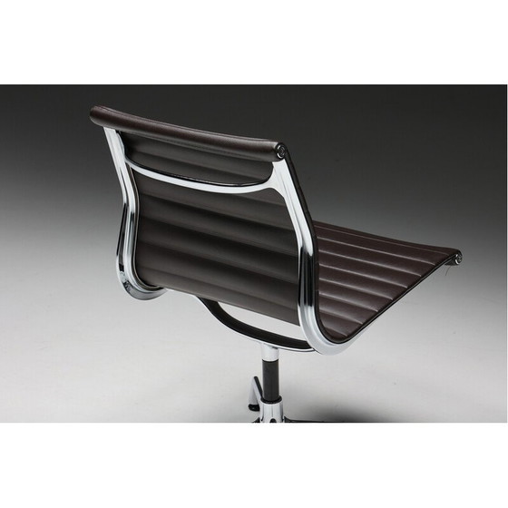 Image 1 of Fauteuil vintage en aluminium et cuir par Charles et Ray Eames pour Vitra, 1958