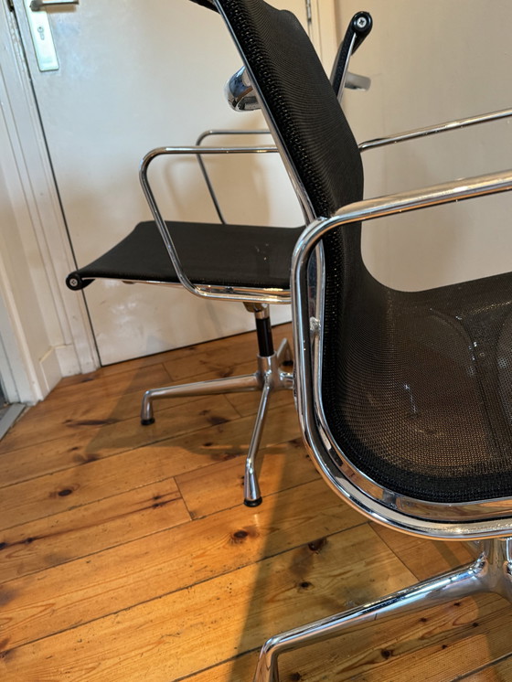 Image 1 of Vitra Eames Ea 108 Chair Aluminium chromé, Black Netweave