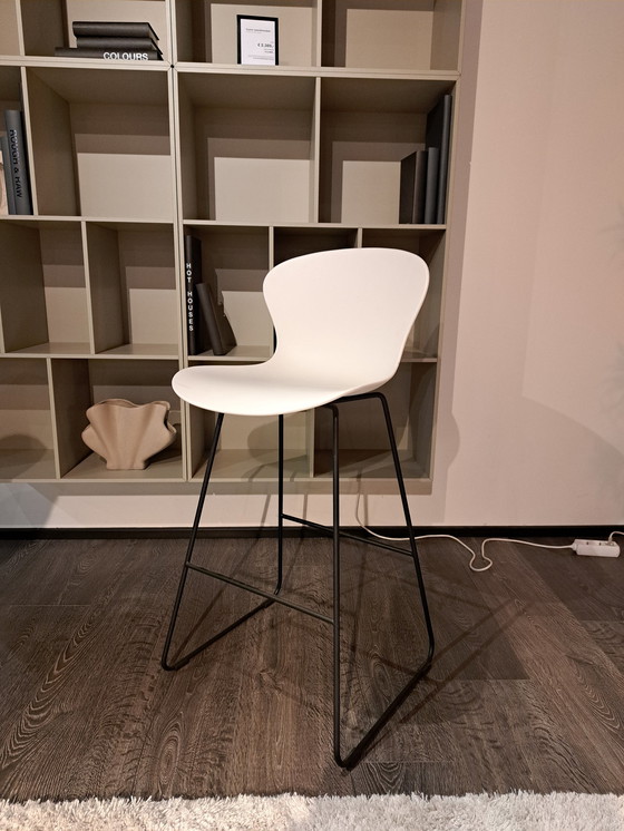 Image 1 of Tabouret de bar Adelaide. Blanc avec laque texturée noire mate