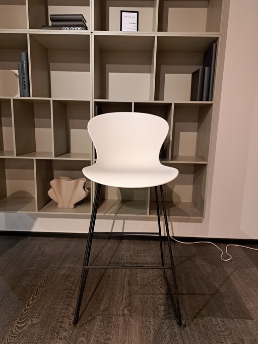 Tabouret de bar Adelaide. Blanc avec laque texturée noire mate