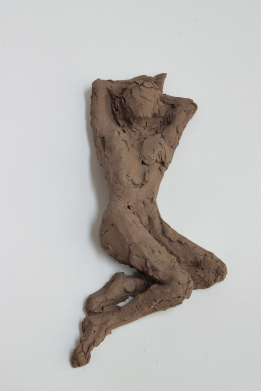 Yolande Ide (1931) - Sculpture en terre cuite d'une femme allongée