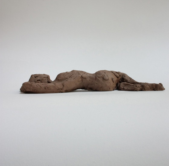 Image 1 of Yolande Ide (1931) - Sculpture en terre cuite d'une femme allongée