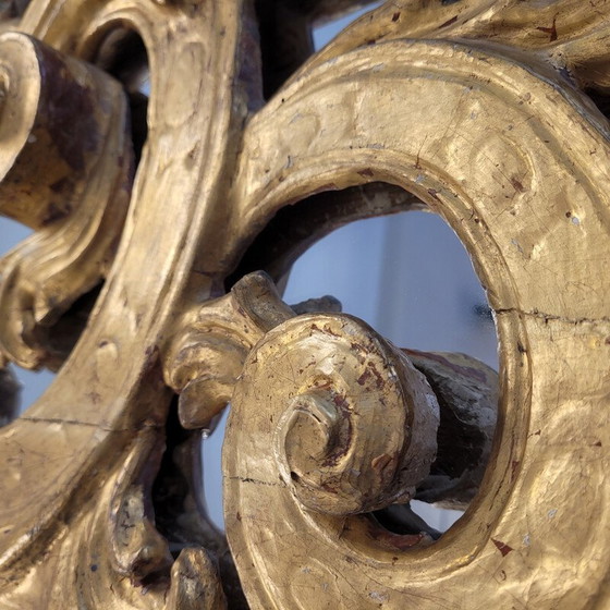 Image 1 of Miroir vintage dans un cadre en bois sculpté, Espagne