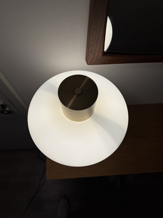 Image 1 of Lampe de table vintage en laiton et verre