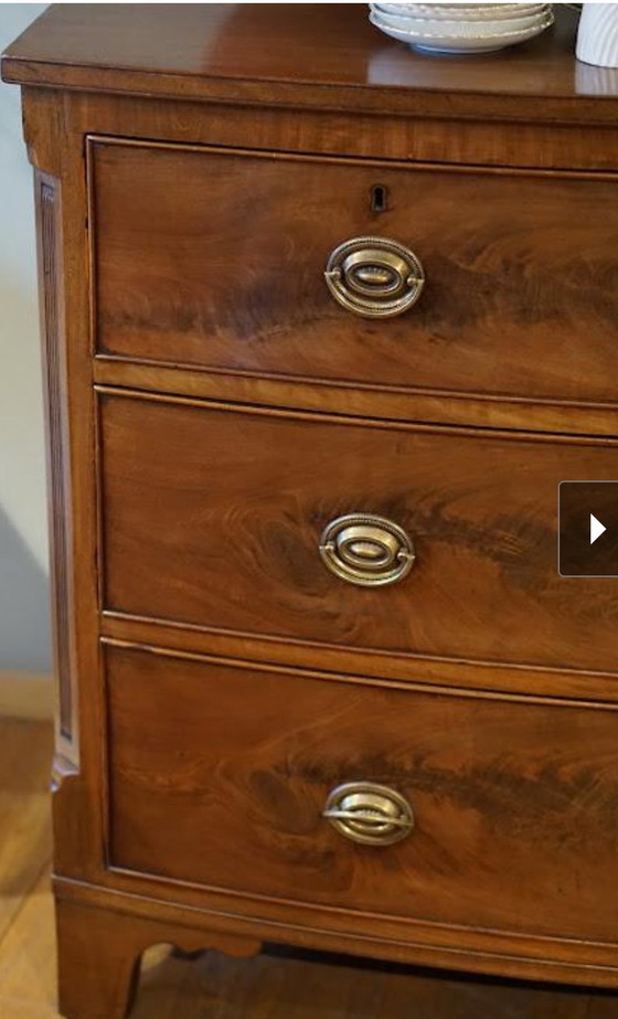 Image 1 of Commode anglaise en acajou à façade en arc de cercle