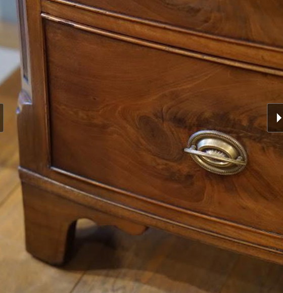 Image 1 of Commode anglaise en acajou à façade en arc de cercle