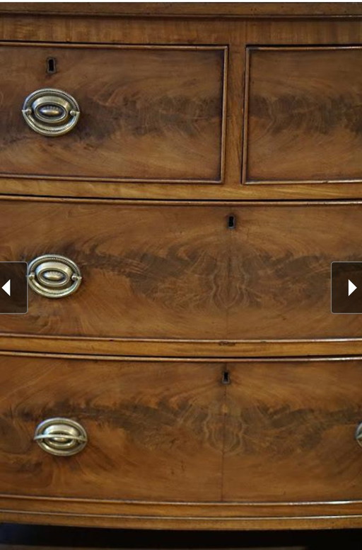 Commode anglaise en acajou à façade en arc de cercle