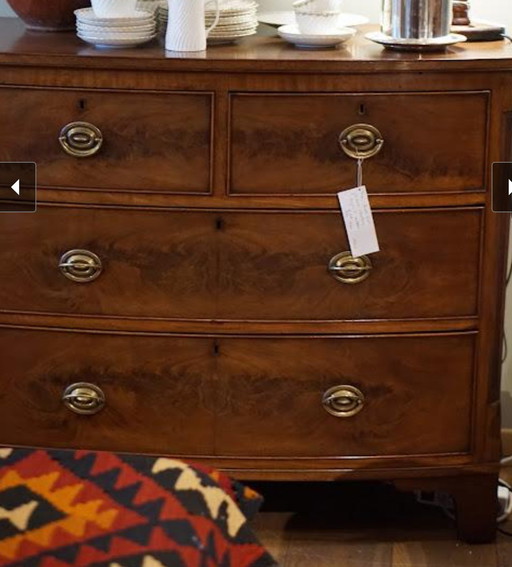 Commode anglaise en acajou à façade en arc de cercle