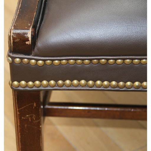 Paire de fauteuils vintage en bois foncé et cuir brun foncé