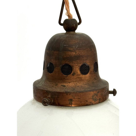 Image 1 of Lustre industriel vintage en cuivre et verre de lait, Italie 1950