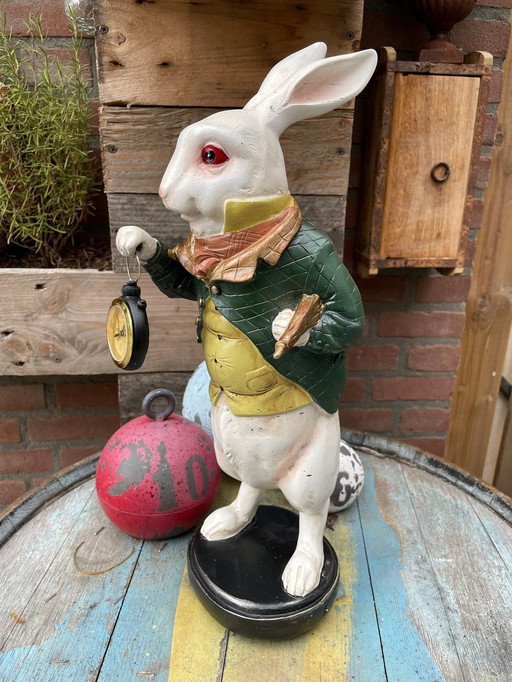 Lapin en costume avec horloge