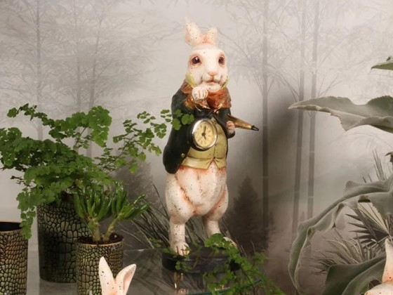 Image 1 of Lapin en costume avec horloge