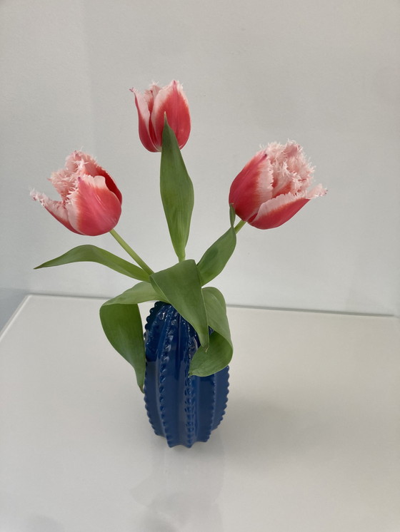 Image 1 of Vase moderne bleu strié, 19 cm de haut