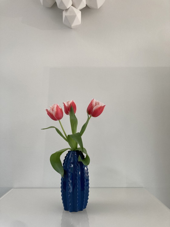 Image 1 of Vase moderne bleu strié, 19 cm de haut