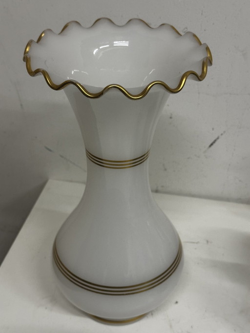 Vase Cornet En Opaline Blanche Et Filets Dorés H 34 Cm