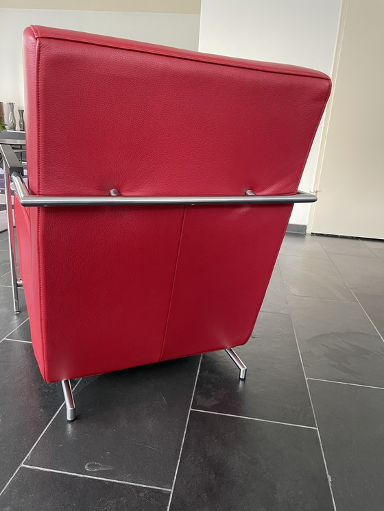 Image 1 of S.G.A.N. 18 mois, fauteuil Harvink Alowa. Couleur : rouge tranquille, pas criard, cuir. Structure : Chrome poncé.  N