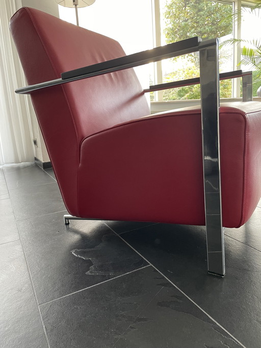 S.G.A.N. 18 mois, fauteuil Harvink Alowa. Couleur : rouge tranquille, pas criard, cuir. Structure : Chrome poncé.  N