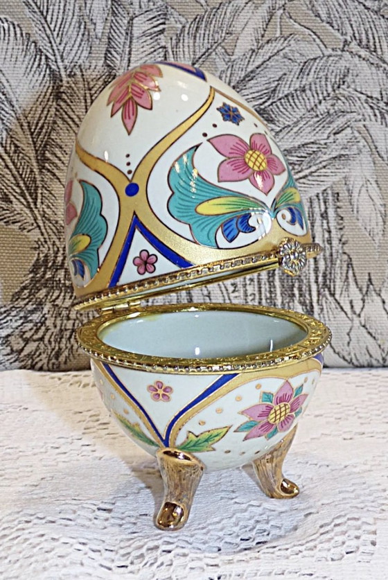 Image 1 of Oeuf Sur Pieds En Porcelaine De Style Fabergé 