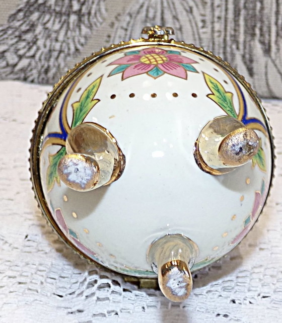 Image 1 of Oeuf Sur Pieds En Porcelaine De Style Fabergé 