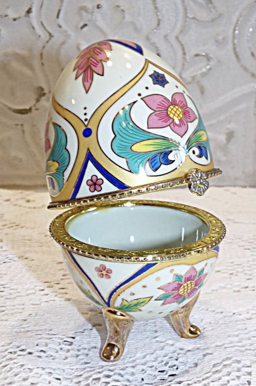 Oeuf Sur Pieds En Porcelaine De Style Fabergé 