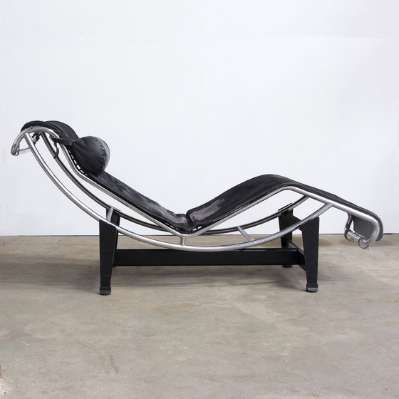 Image 1 of Chaise longue Cassina en chrome avec peau de poney noire