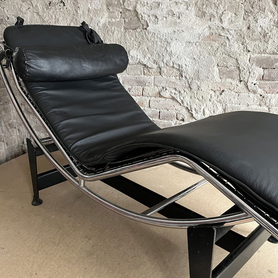 Image 1 of Chaise longue Cassina en chrome avec peau de poney noire