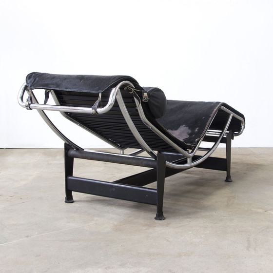 Image 1 of Chaise longue Cassina en chrome avec peau de poney noire