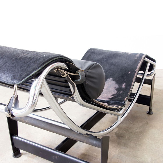 Image 1 of Chaise longue Cassina en chrome avec peau de poney noire