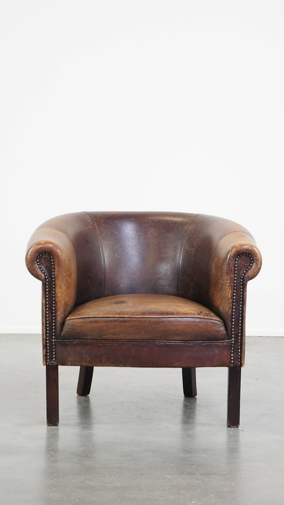 Image 1 of Fauteuil Club en peau de mouton avec clous décoratifs