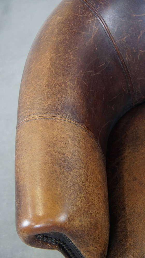 Image 1 of Fauteuil Club en peau de mouton avec clous décoratifs