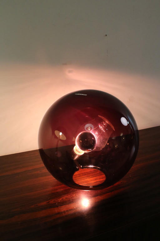  Lampe sphérique en verre soufflé années 70.