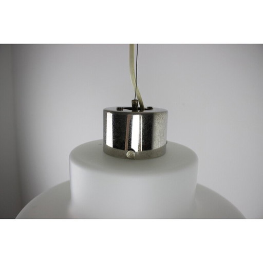 Lampe suspendue vintage en verre de lait et acier chromé, Tchécoslovaquie 1970