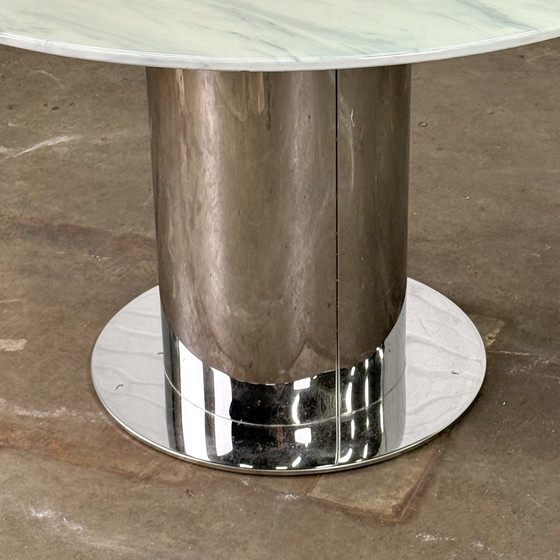 Image 1 of Table de salle à manger italienne avec plateau en marbre blanc et pied cylindrique en chrome