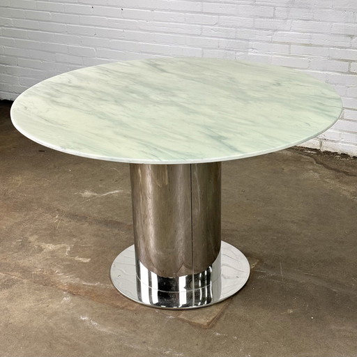 Table de salle à manger italienne avec plateau en marbre blanc et pied cylindrique en chrome