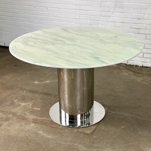 Table de salle à manger italienne avec plateau en marbre blanc et pied cylindrique en chrome