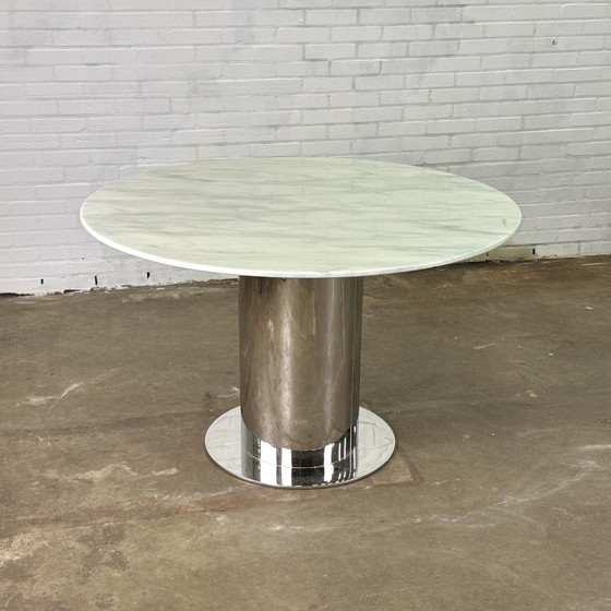 Image 1 of Table de salle à manger italienne avec plateau en marbre blanc et pied cylindrique en chrome