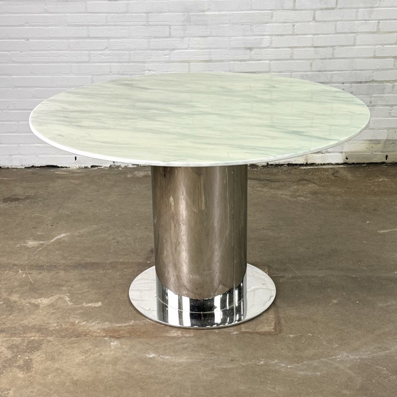 Image 1 of Table de salle à manger italienne avec plateau en marbre blanc et pied cylindrique en chrome