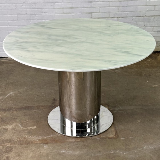 Image 1 of Table de salle à manger italienne avec plateau en marbre blanc et pied cylindrique en chrome